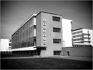 Remember this was build in the early 1920's, and it is architecture taken to the extreme, where it was shown what was possible.
The building is fantastic, but is impossible to keep cool during warm days, and impossible to warm up duning cold days. The sound travels due to the openess between the floors.
But it is a fantastic build to look at, walk around in, and sadly we forgot how to build exciting buildings, in the last 90 years ...